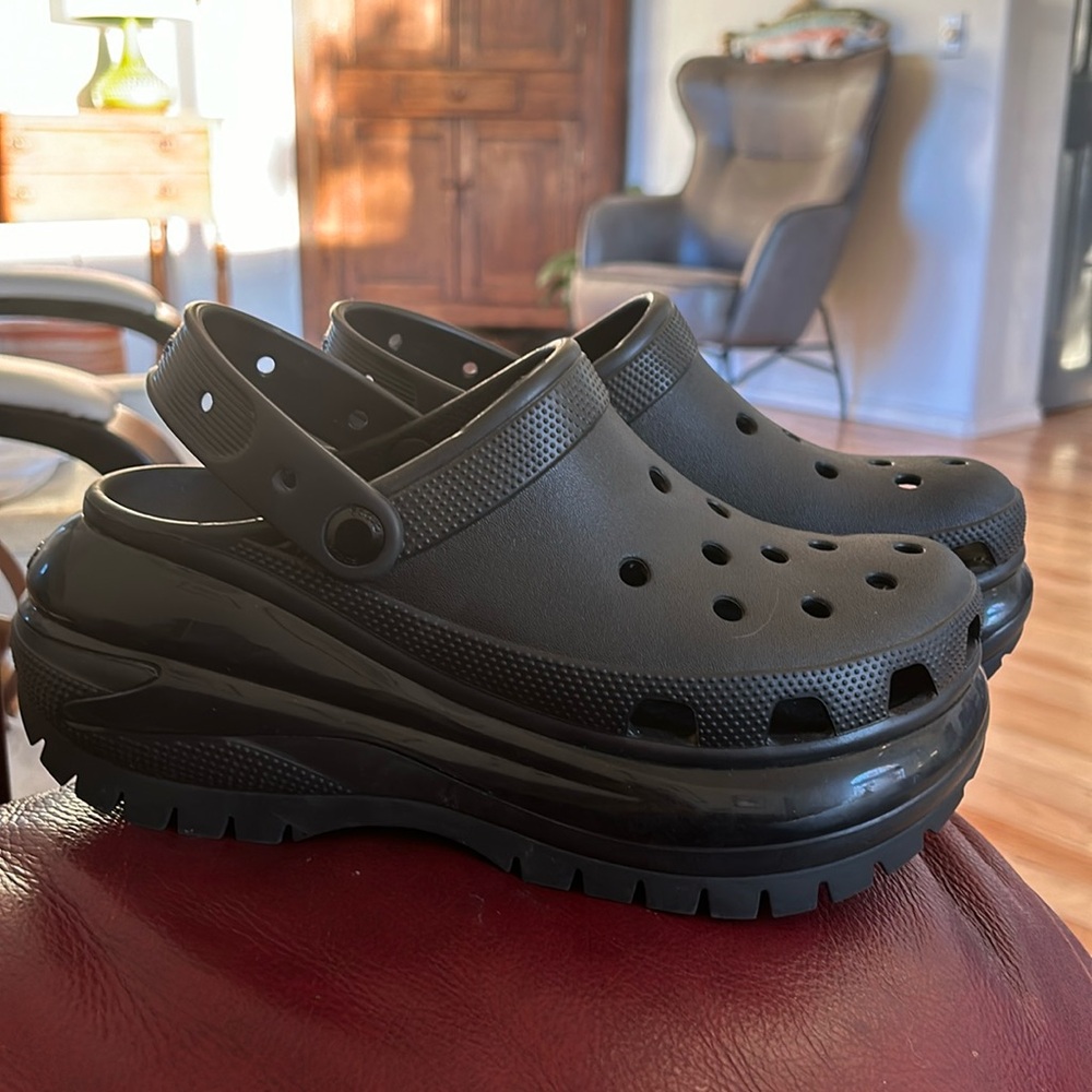 Black mega crush platform Crocs